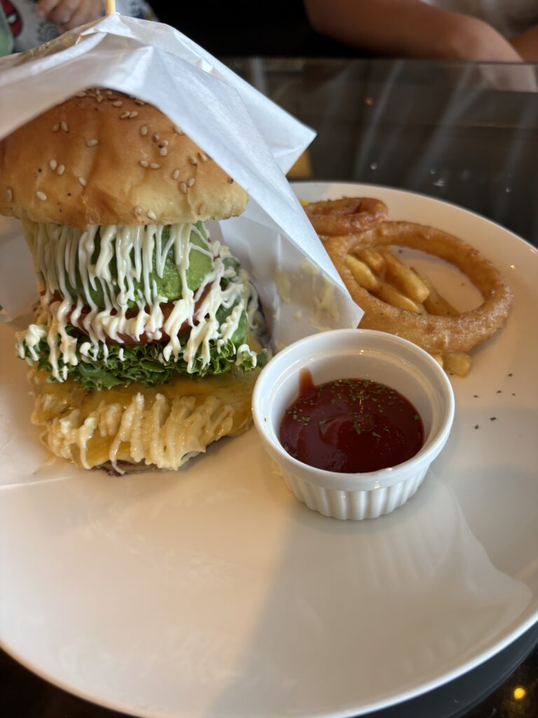 KAI Beach Club アボカドチーズバーガーとリング
