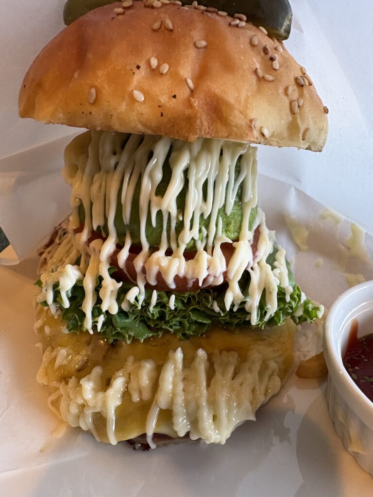 KAI Beach Club ボリューム満点アボカドバーガー