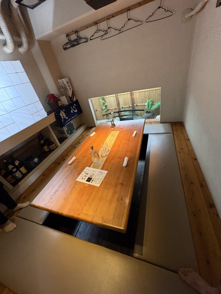 酒場しょくどう残心 落ち着いた掘りごたつの店内