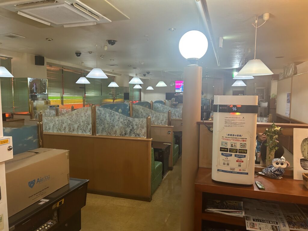ラウンジ ハロー 報得川の落ち着いた空間