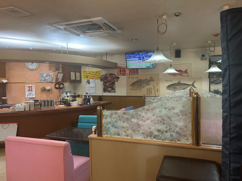 ラウンジ ハロー 報得川のレトロな店内