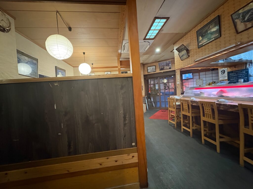 喜作 落ち着いた店内のカウンター席
