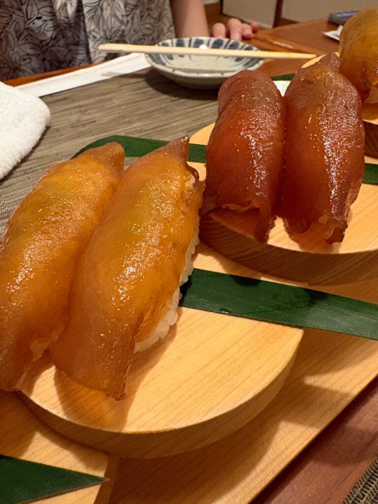喜作 醤油タレが染みた大東寿司のアップ