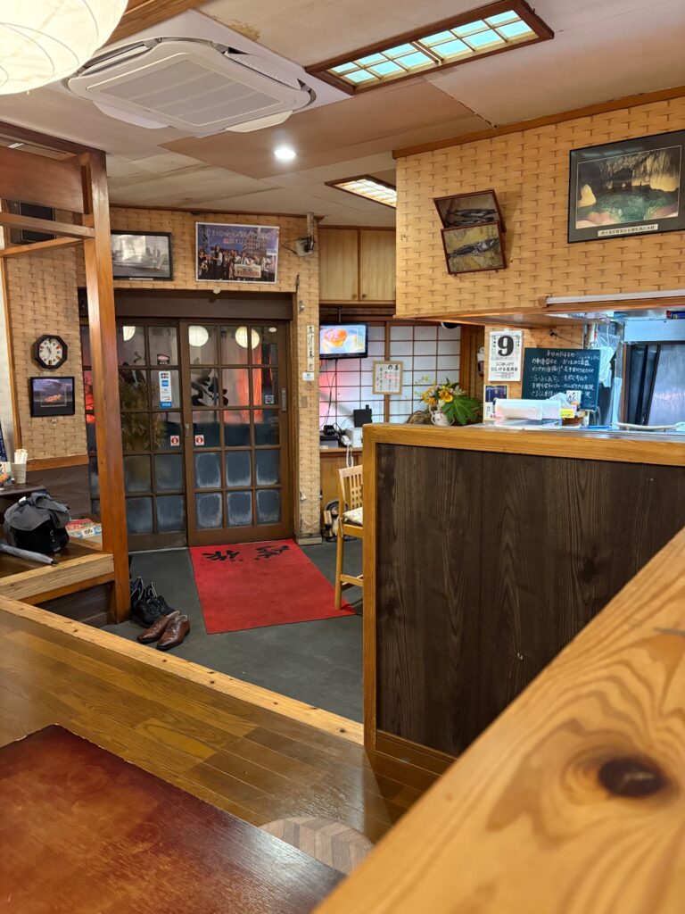 喜作の風情ある入り口と店内の風景