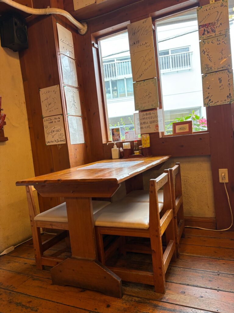 いしぐふー小禄具志店 木の温もり溢れるテーブル席