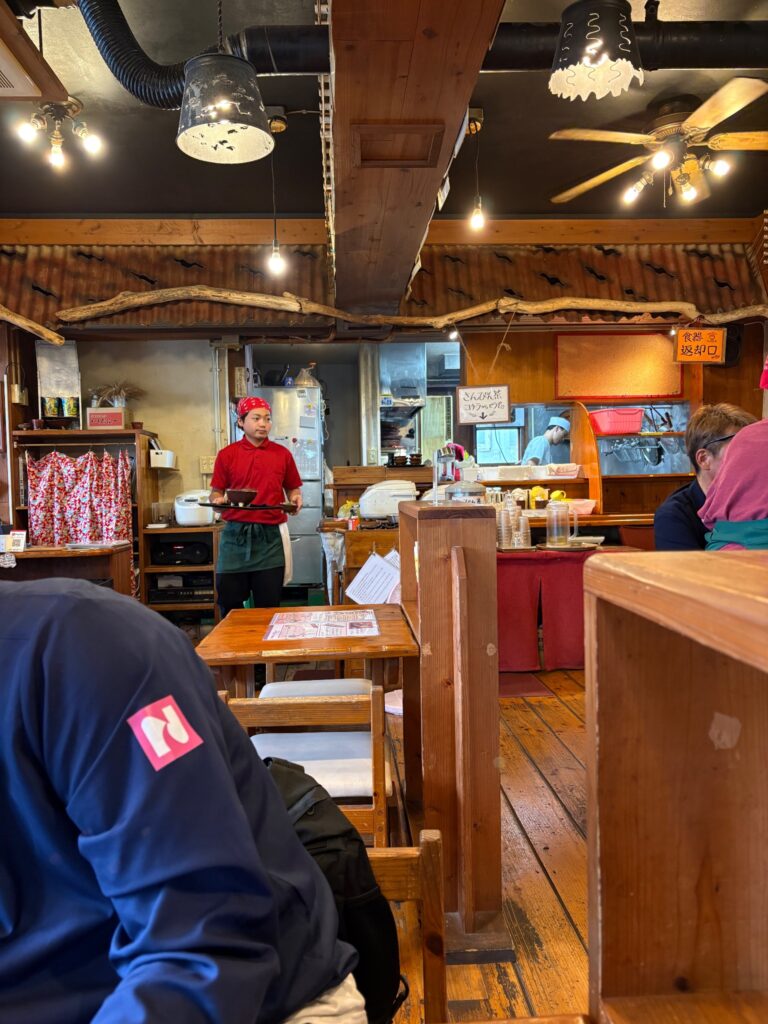 いしぐふー小禄具志店 活気ある店内の風景