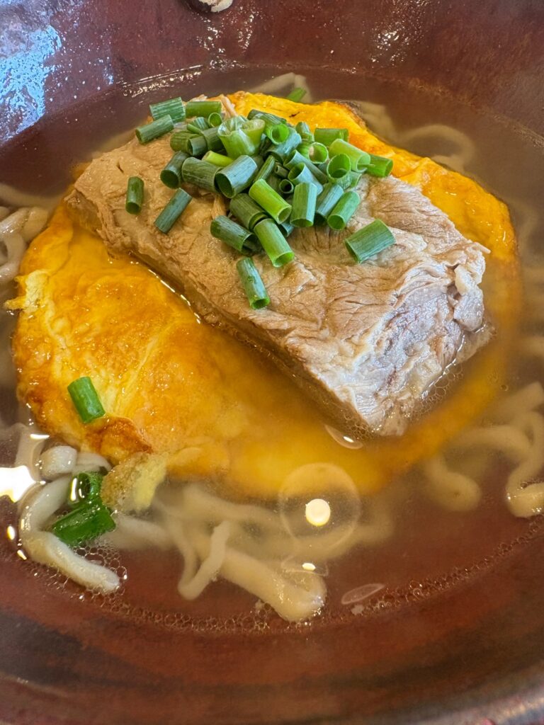 いしぐふー小禄具志店 卵と肉がのった沖縄そば