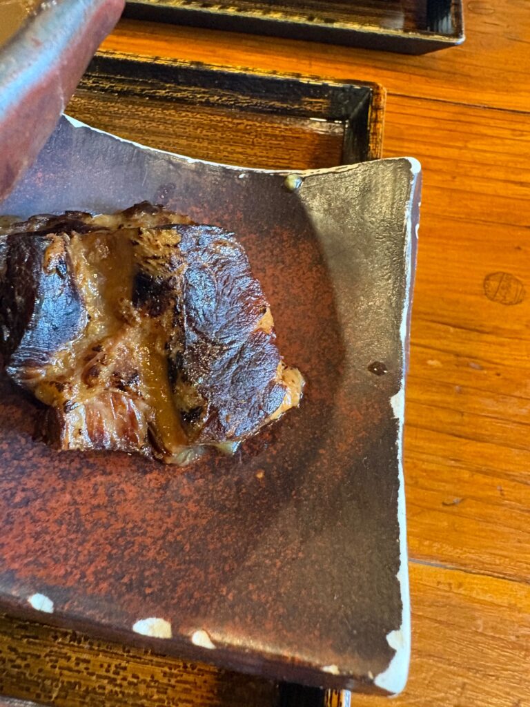 いしぐふー小禄具志店 香ばしく焼かれた大きな肉