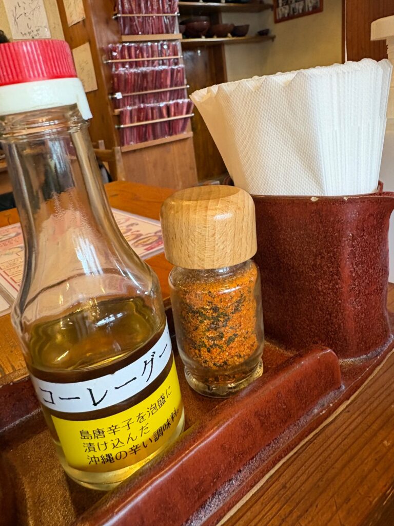 いしぐふー小禄具志店 テーブルの調味料コーレーグース