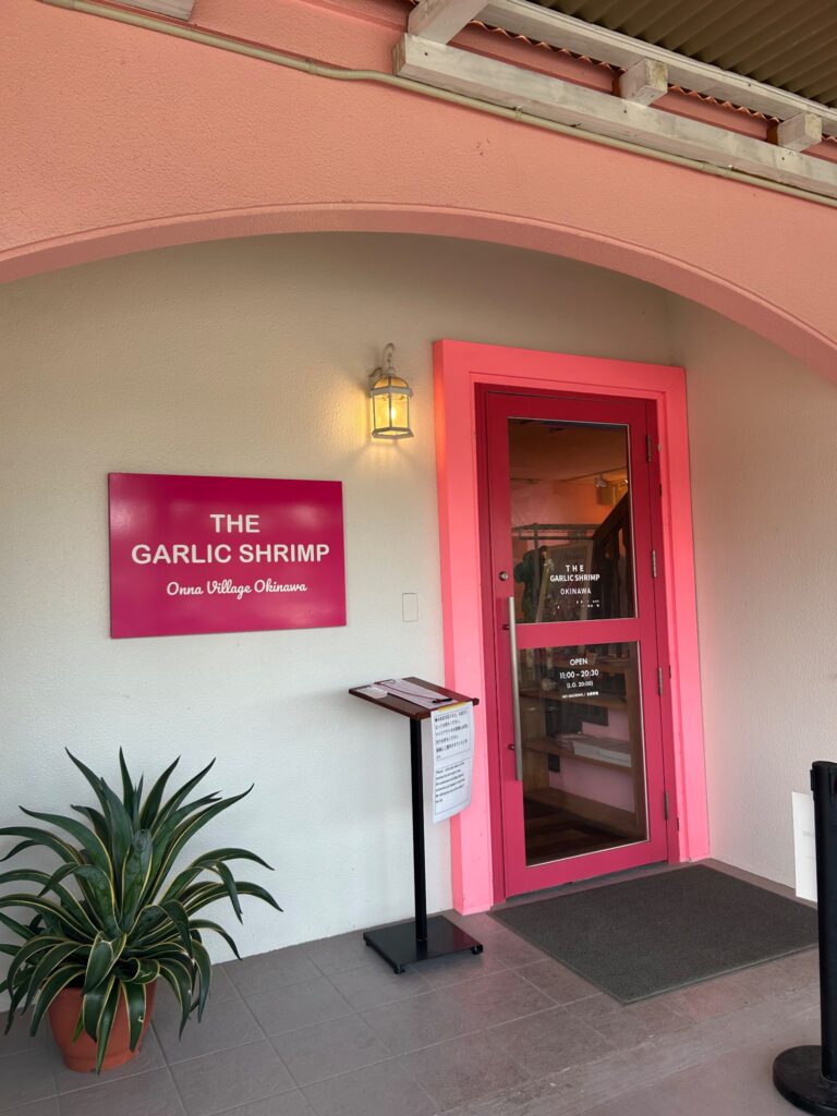 THE GARLIC SHRIMP ピンクが可愛いお店の外観