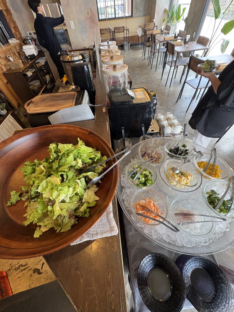 egg me time. 新鮮野菜が並ぶサラダバー