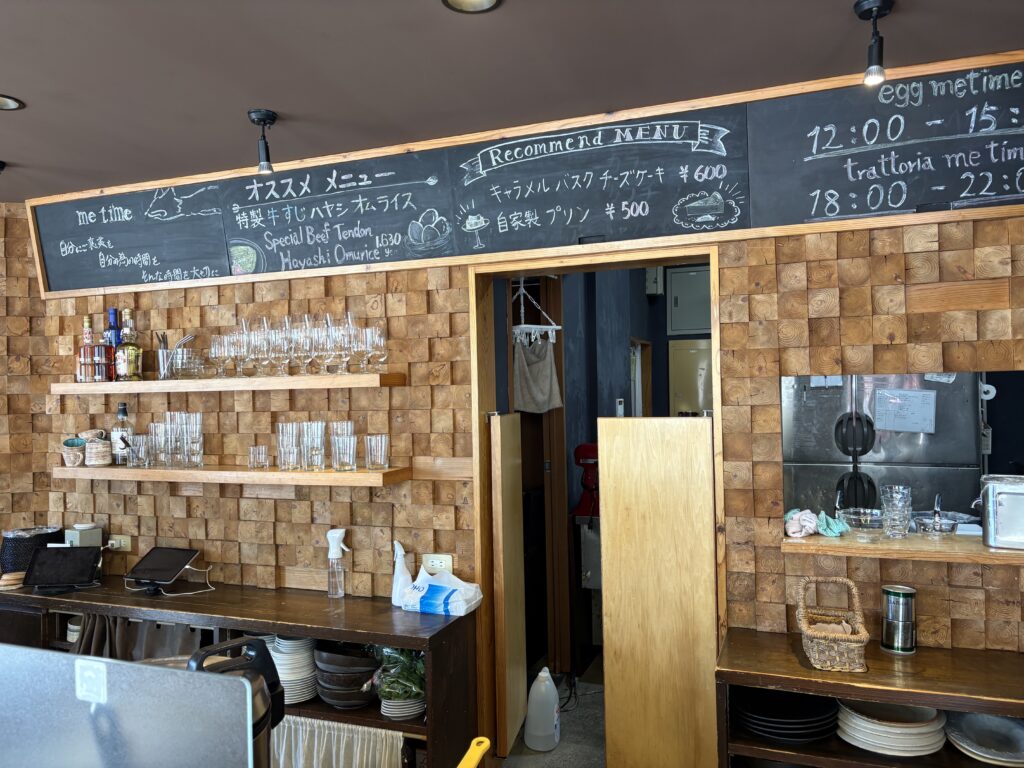 egg me time. おしゃれな黒板メニューと店内