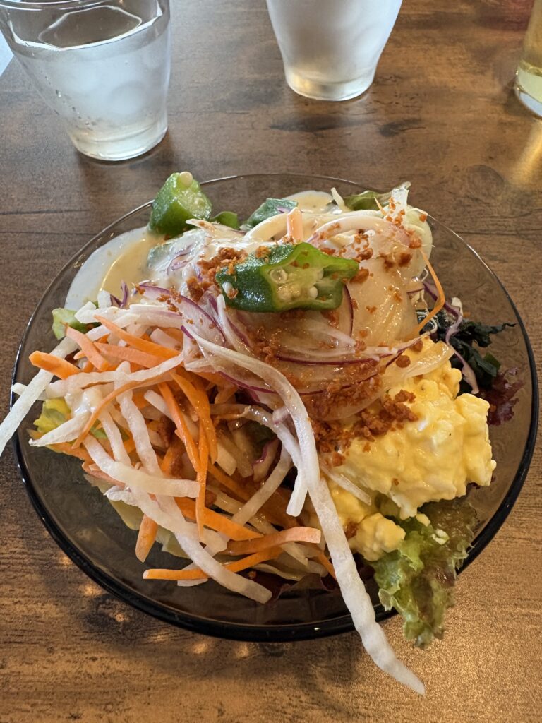 egg me time. 彩り豊かな新鮮サラダプレート