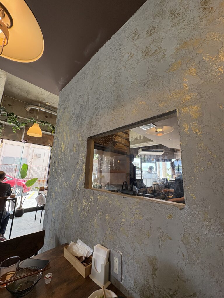 egg me time. モダンな厨房が見える壁面