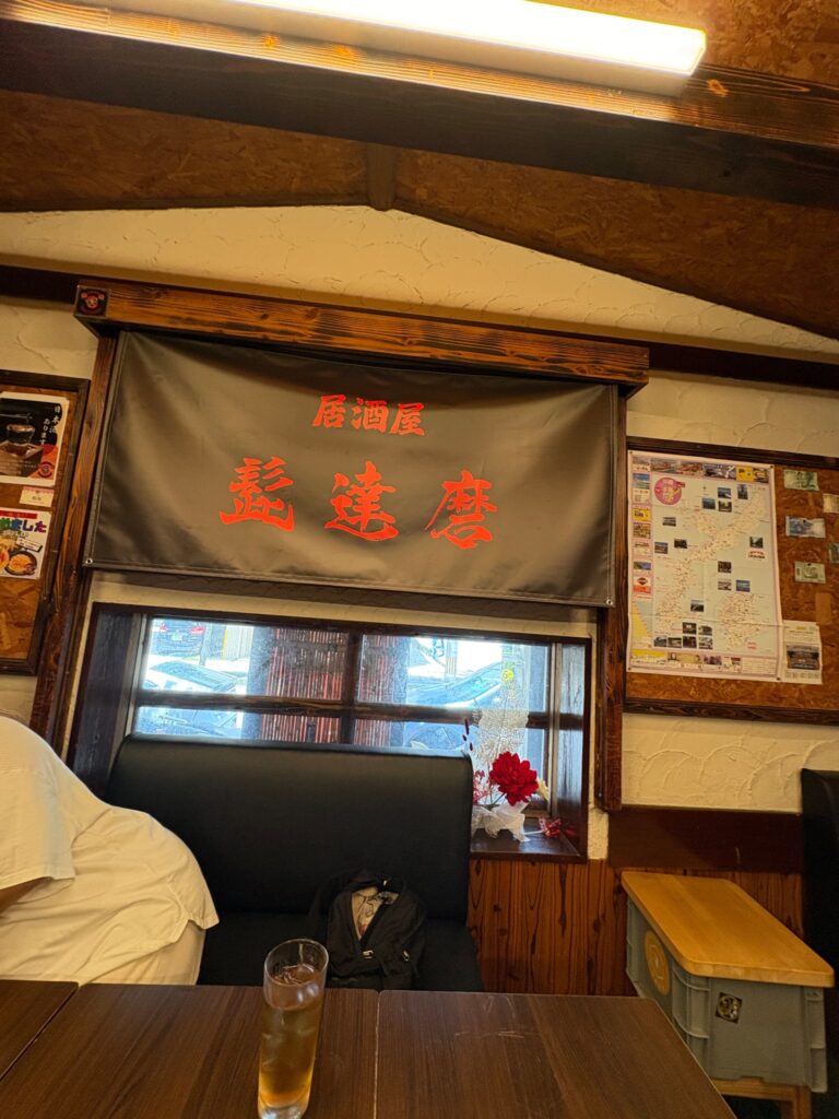 居酒屋 髭達磨 小禄店の店内と黒い暖簾