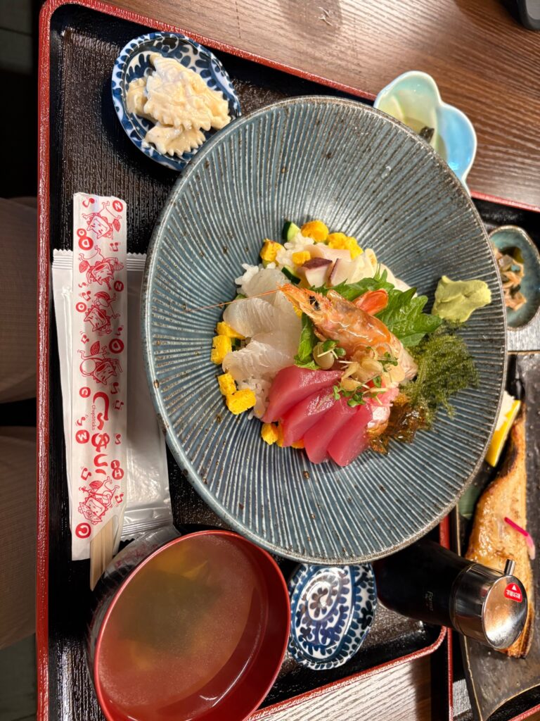 居酒屋 髭達磨 小禄店の新鮮な海鮮丼ランチ