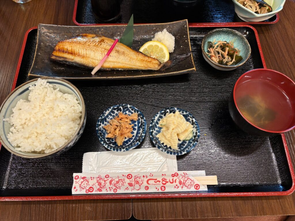 居酒屋 髭達磨 小禄店のホッケ定食と小鉢