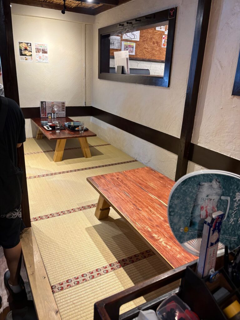 居酒屋 髭達磨 小禄店の広々とした畳の座敷席