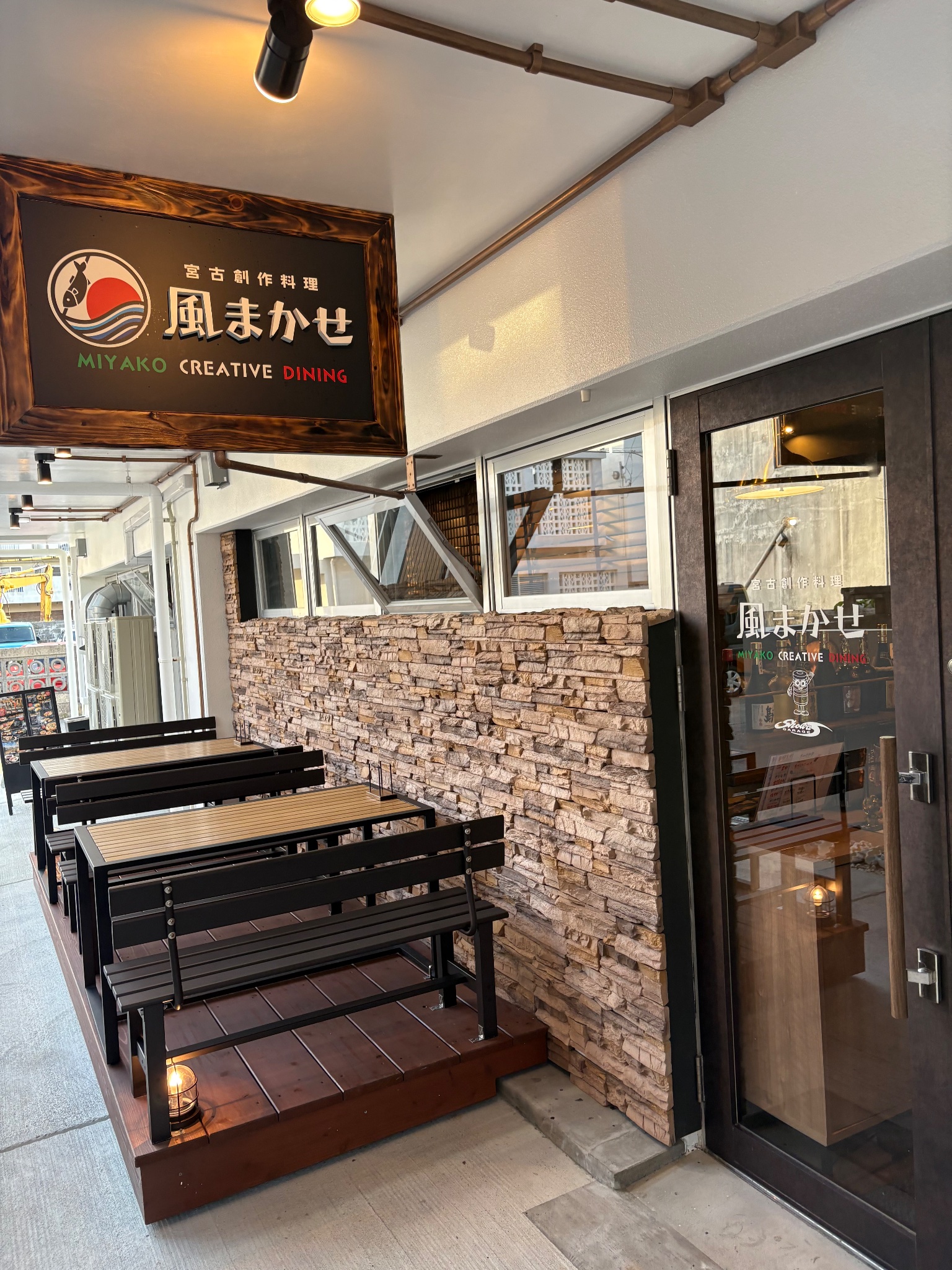 風まかせの外観とテラス席