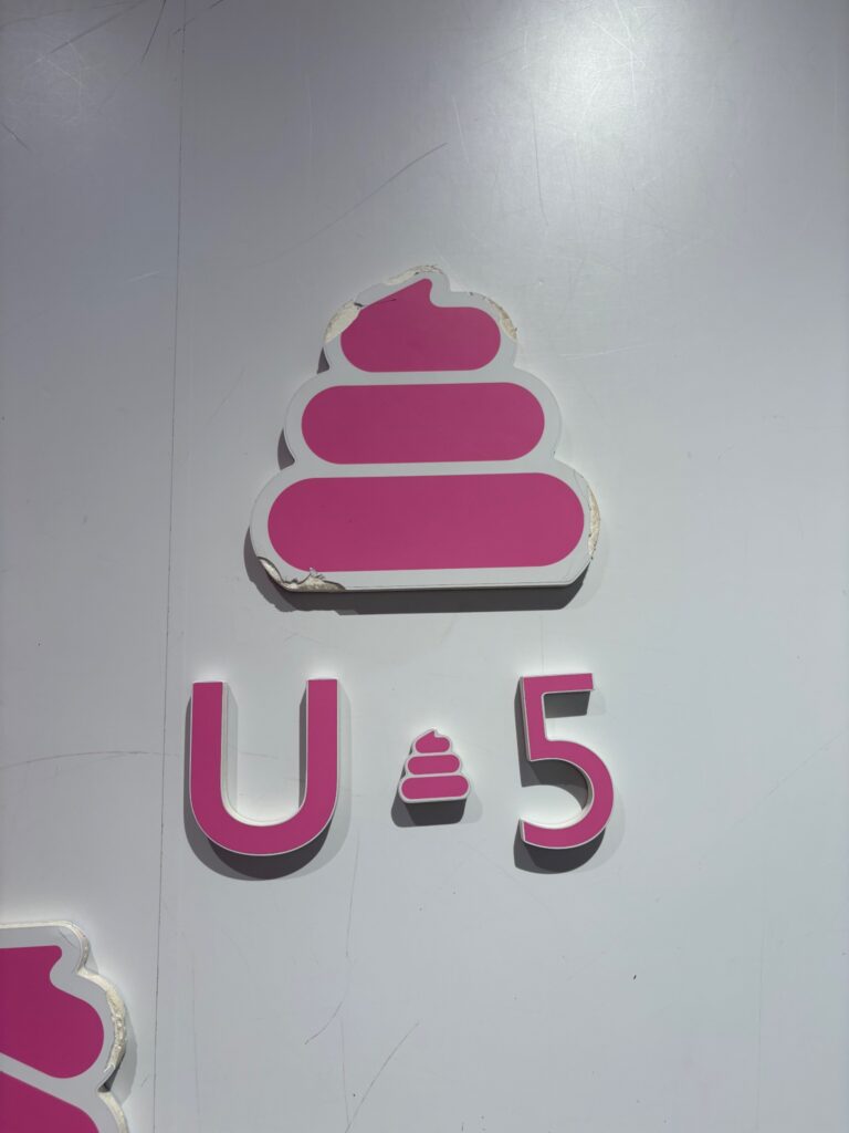 うんこミュージアム U5ロゴ展示