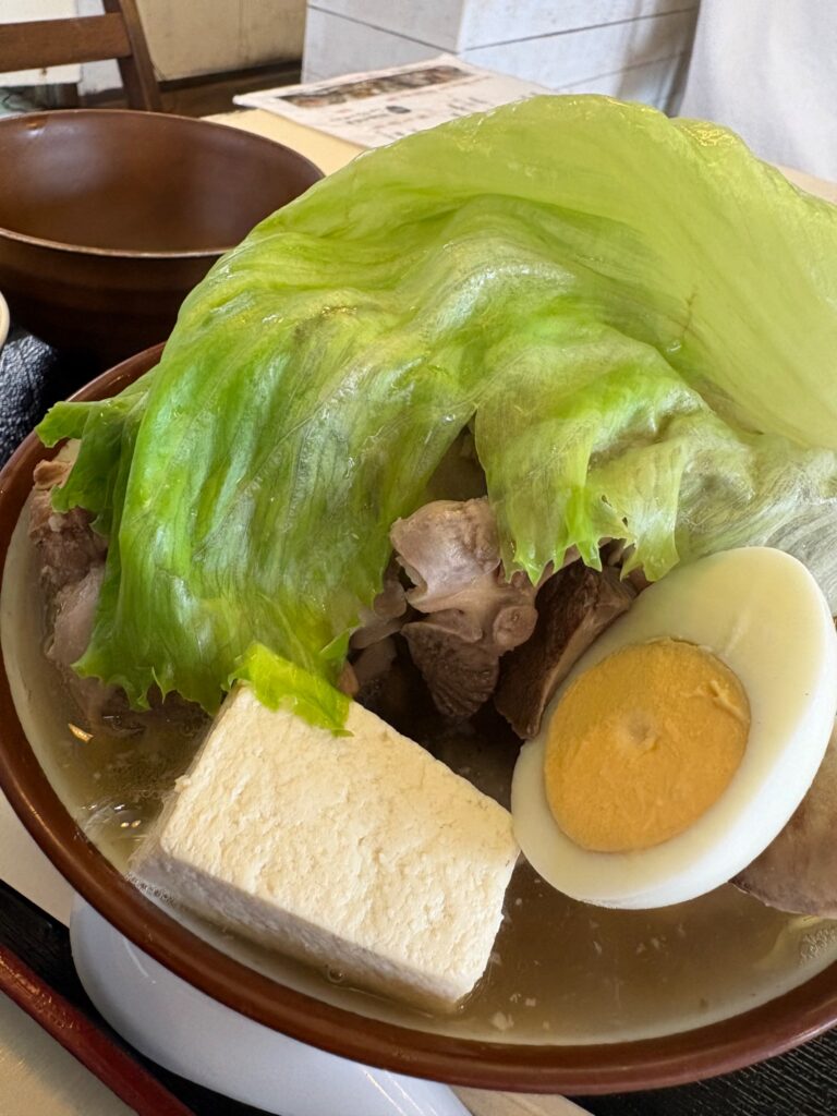 まんじろう 骨汁定食の具材アップ