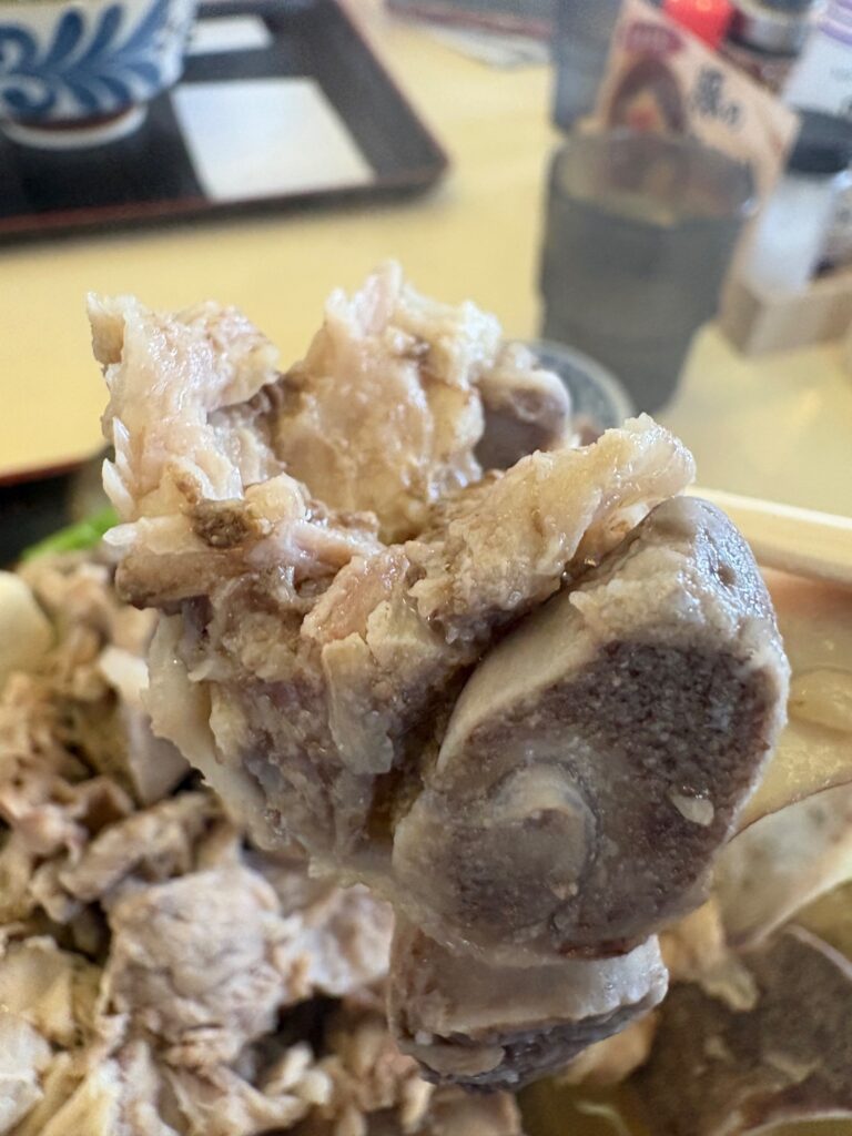 まんじろう 骨汁の柔らかい豚骨肉