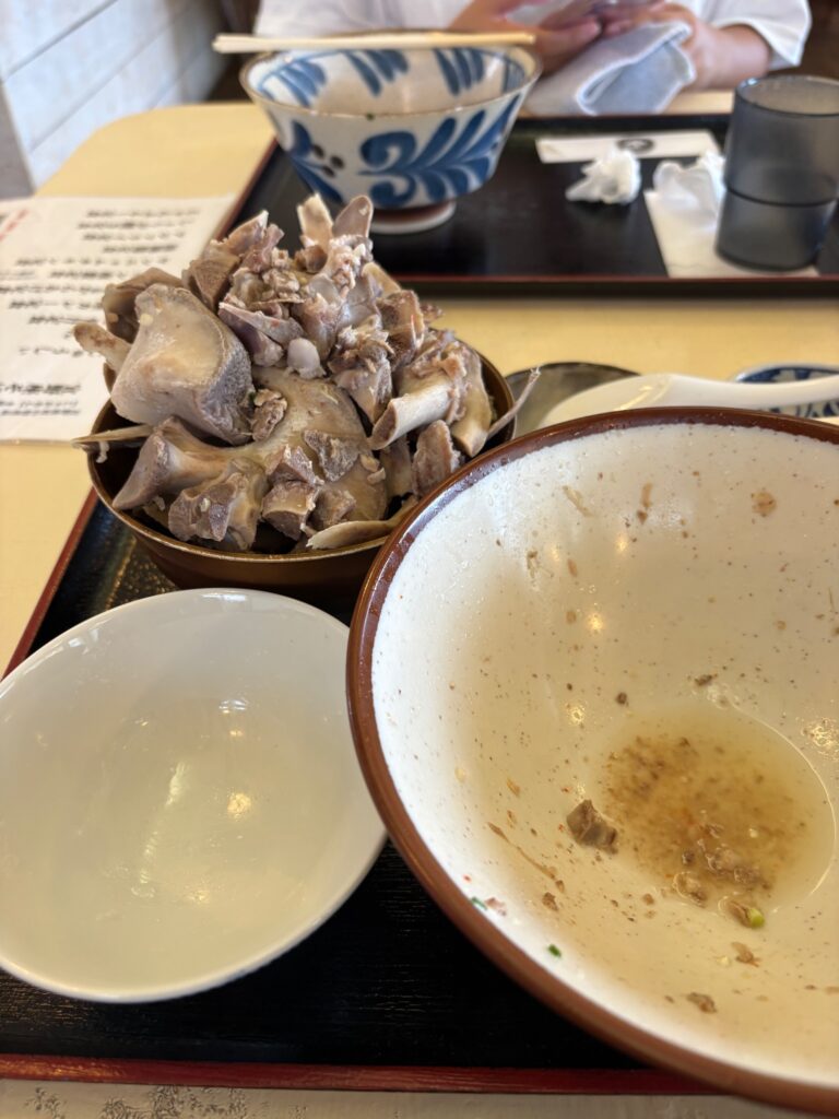 まんじろう 骨汁を完食した骨の山