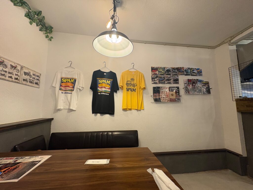 Burger's Time IMUAのSPAMシャツが飾られた店内