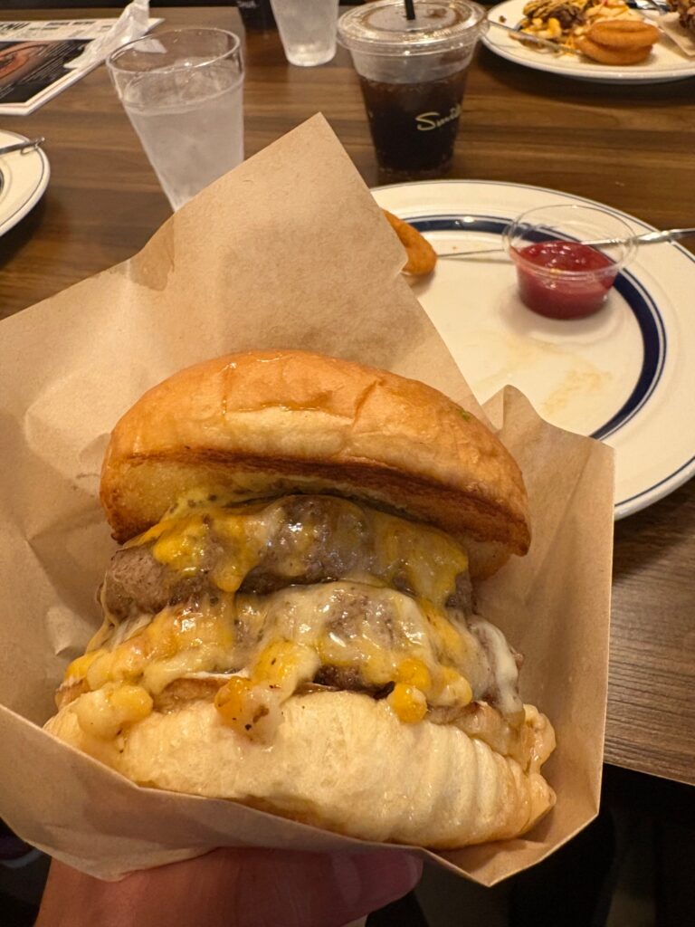 Burger's Time IMUAの肉厚なチーズバーガー