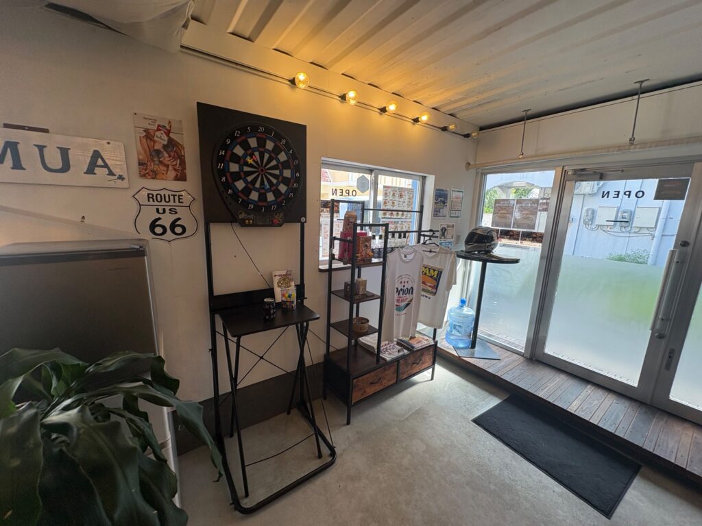 Burger's Time IMUAのダーツがある店内装飾