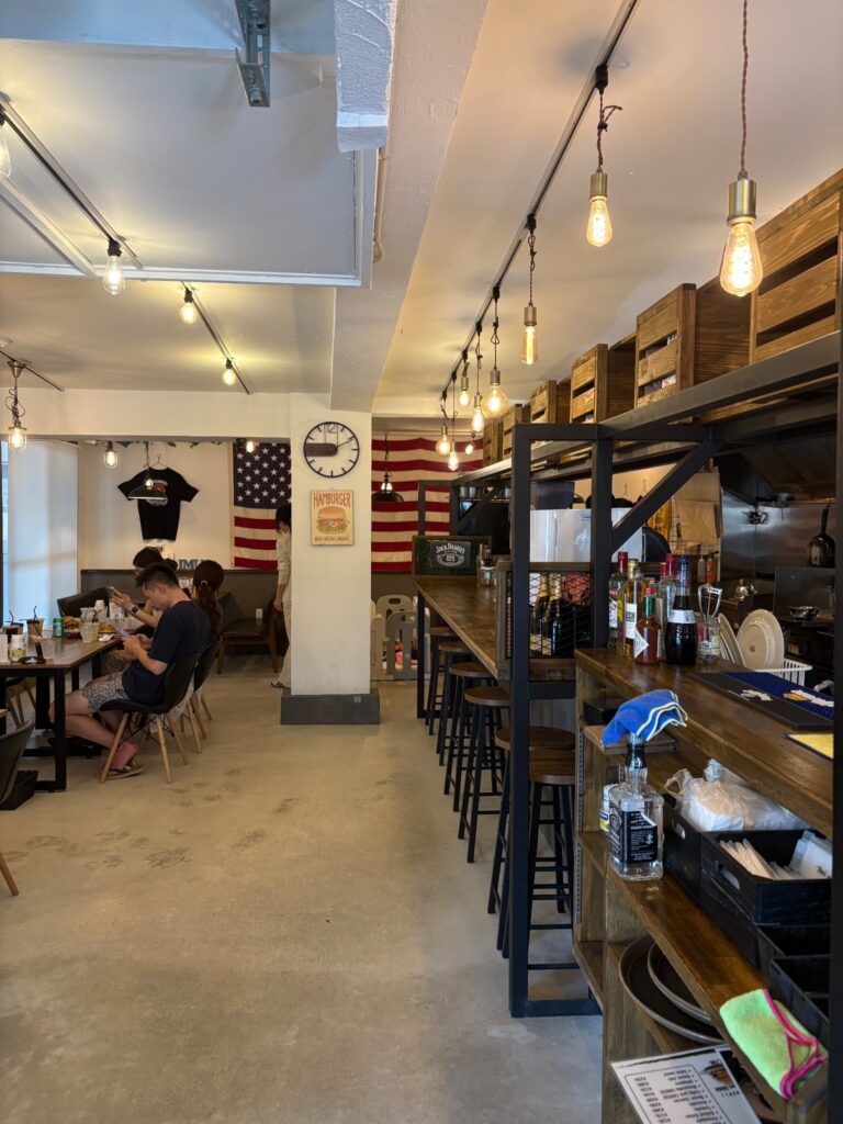 Burger's Time IMUAの落ち着いた店内カウンター