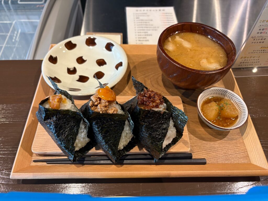 縁むすびの3種類のおにぎりと豚汁ランチセット