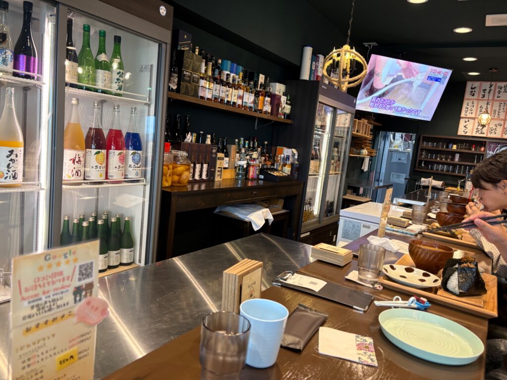 縁むすびの落ち着いたカウンター席と店内の様子
