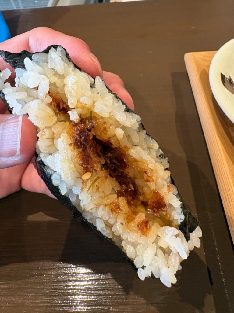 縁むすびの具材がたっぷり入った手作りおにぎり