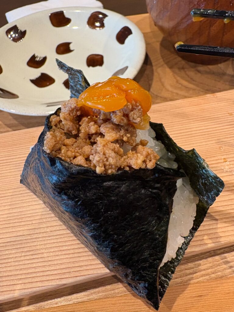 縁むすびの鉄板メニュー豚そぼろと卵黄のおにぎり