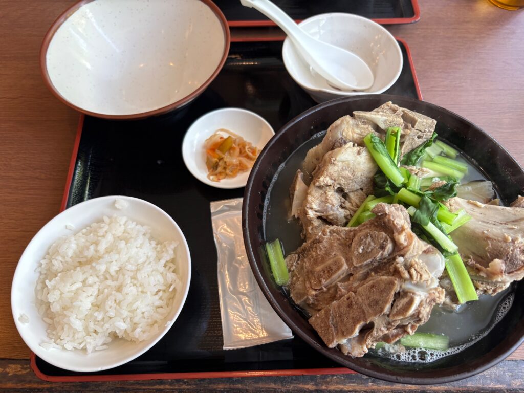 そば処とぅんち小 ボリューム満点 骨汁と白米セット