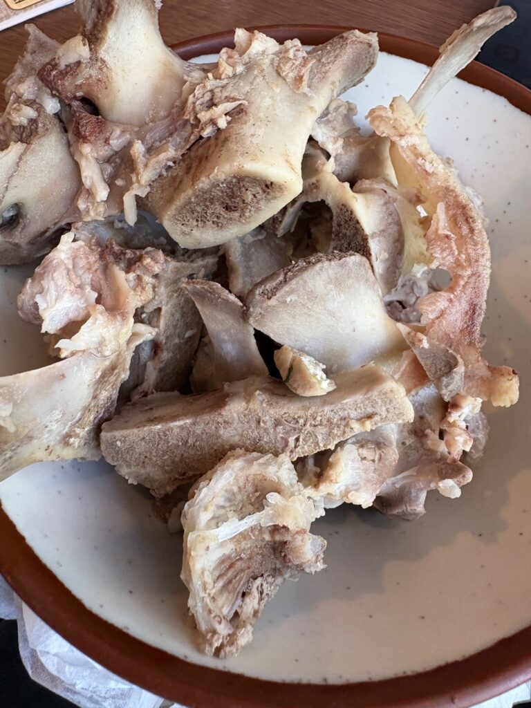 そば処とぅんち小 食べ終えた後の骨汁の骨