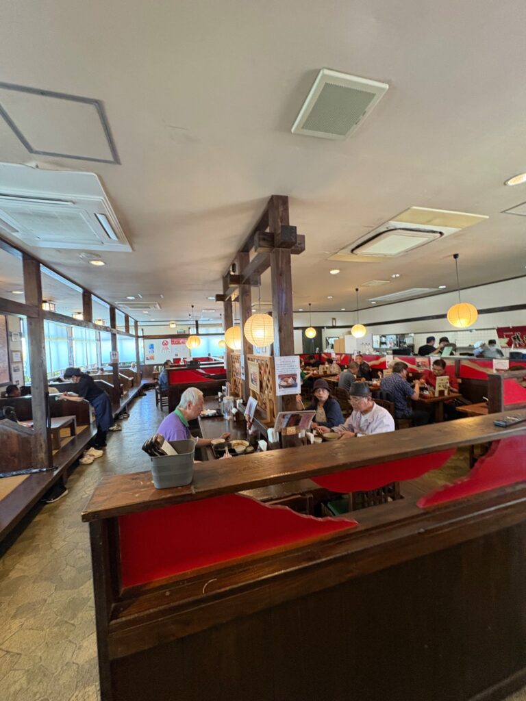 そば処とぅんち小 西崎店の落ち着いた店内座席