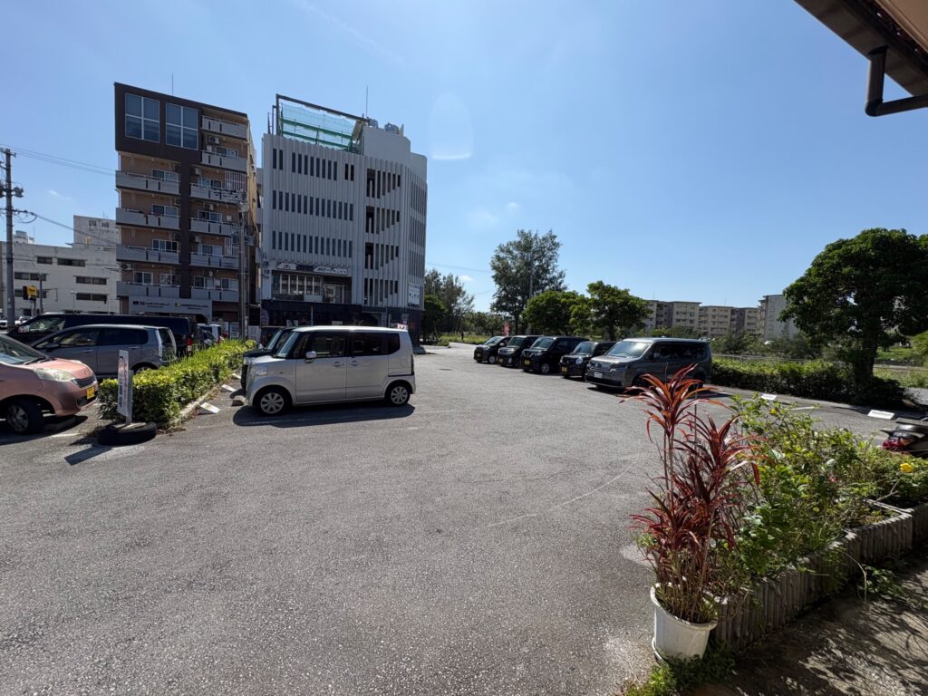 そば処とぅんち小 西崎店 駐車場からの風景