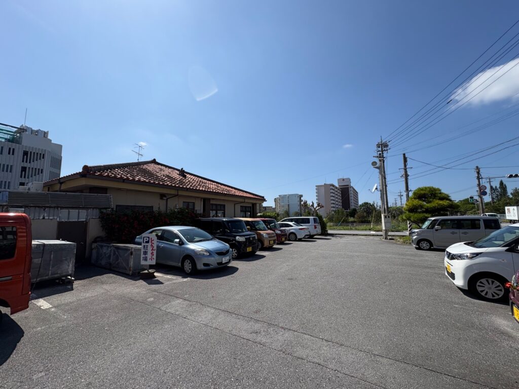 そば処とぅんち小 西崎店 広々とした駐車場